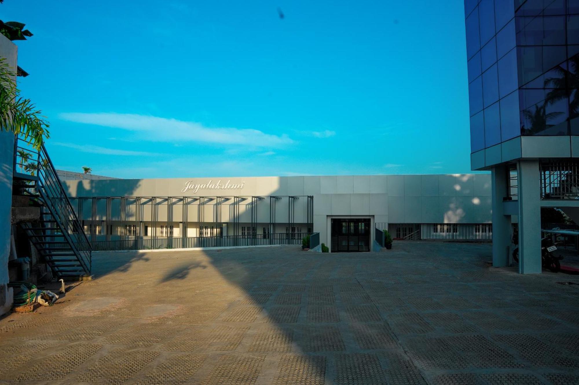 Отель Jayalakshmi Residency Vaduvanchal Экстерьер фото