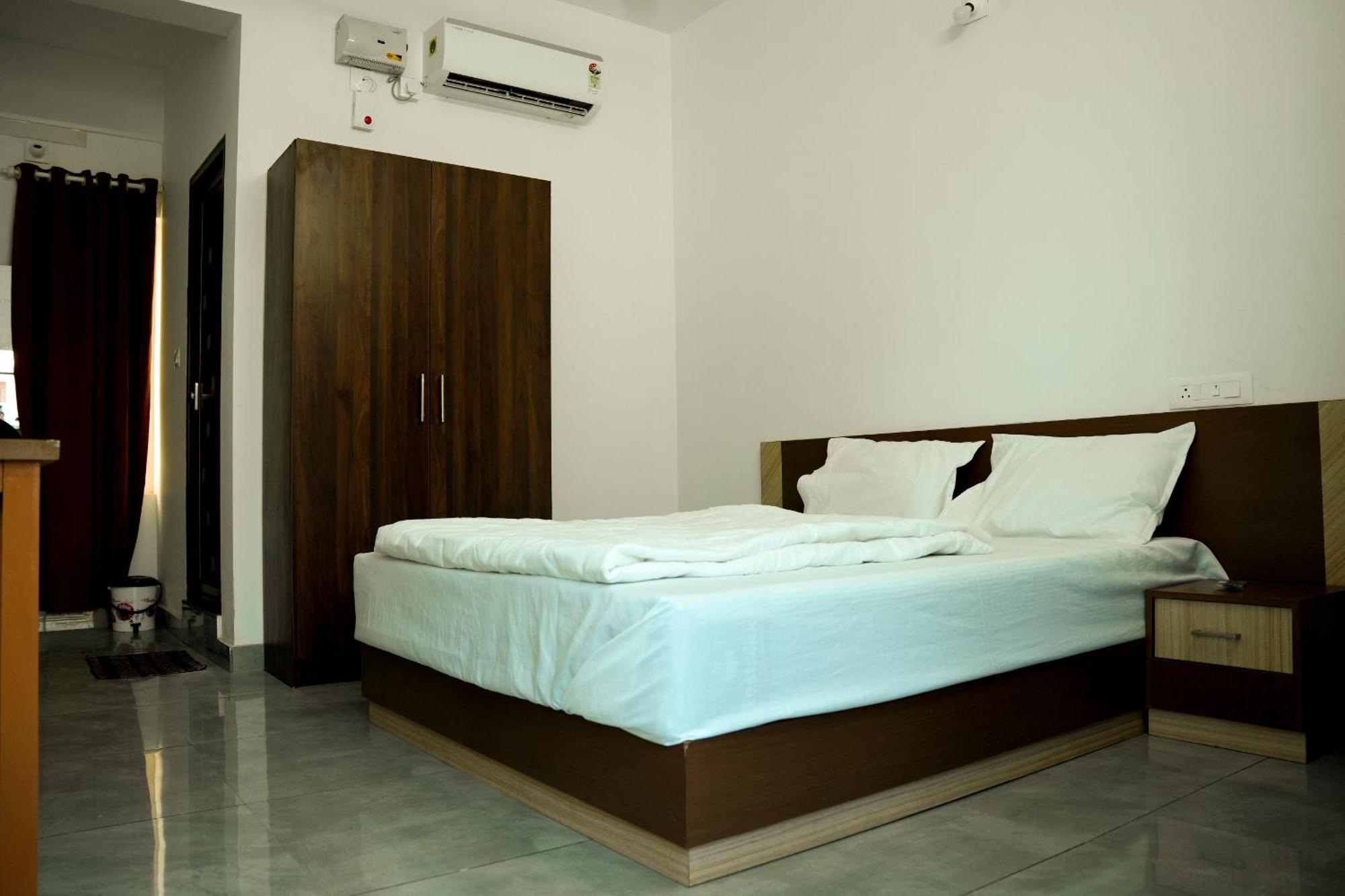 Отель Jayalakshmi Residency Vaduvanchal Экстерьер фото