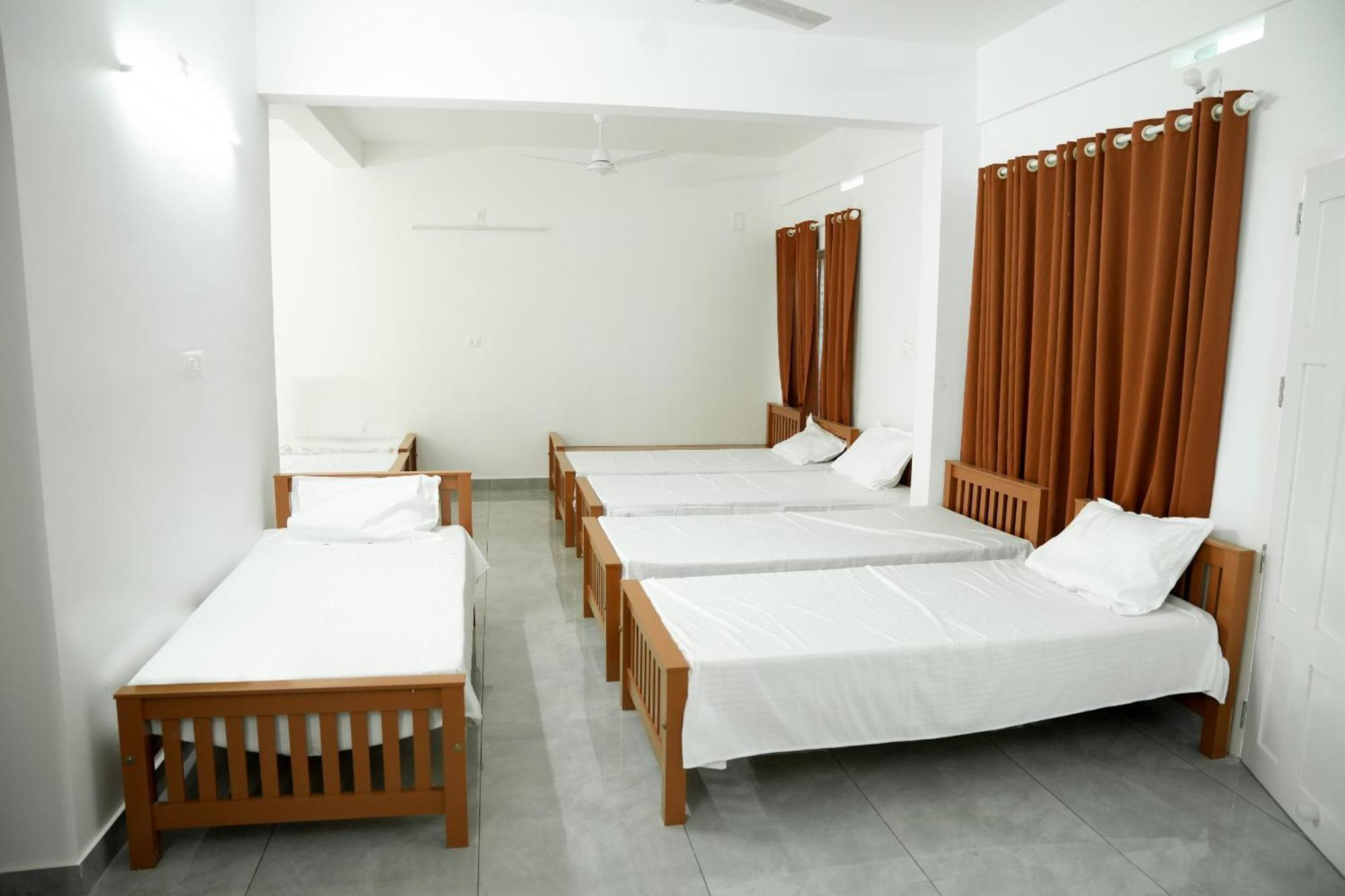 Отель Jayalakshmi Residency Vaduvanchal Экстерьер фото