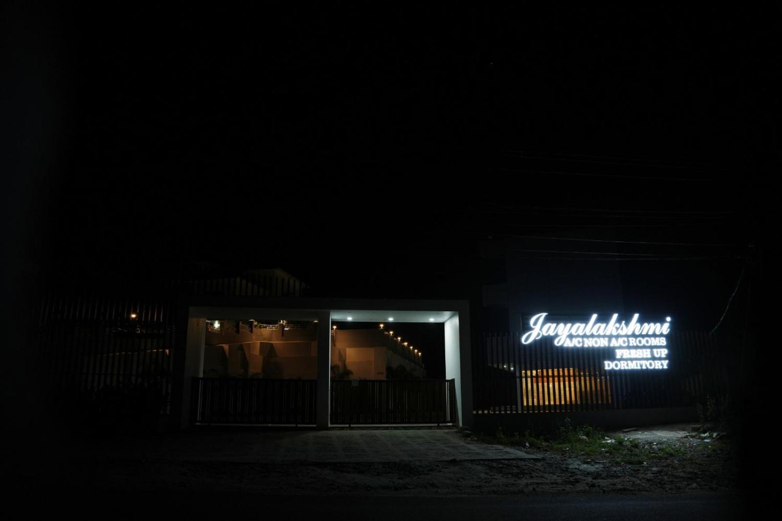 Отель Jayalakshmi Residency Vaduvanchal Экстерьер фото
